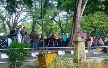 BREAKING NEWS: Kantor Bupati Langkat Memanas! Massa Asal Besitang Robohkan Pagar dan Kejar Mobil Dinas