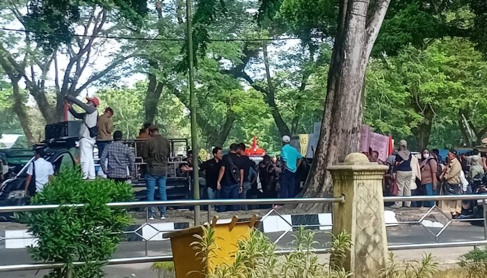 BREAKING NEWS: Kantor Bupati Langkat Memanas! Massa Asal Besitang Robohkan Pagar dan Kejar Mobil Dinas