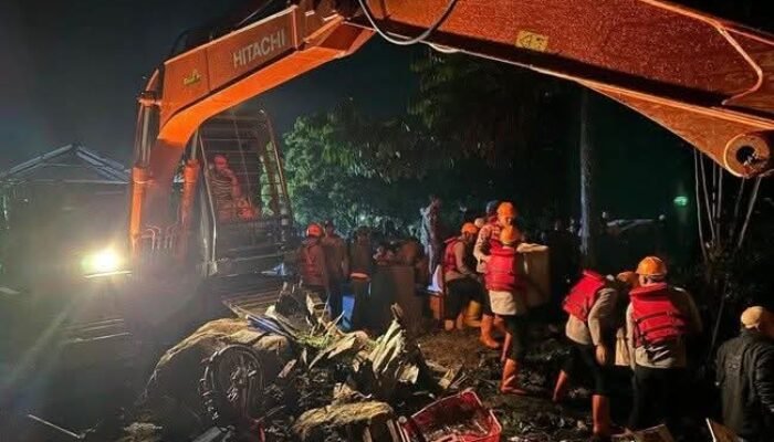 Banjir dan Longsor di Sembahe, Brimob Gercep Turunkan Tim Cari Korban
