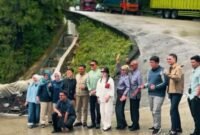 Viral Rombongan Orang Penting Berfoto Ria di Tikungan Ekstrem Sitinjau Lauik