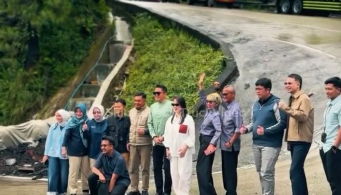 Viral Rombongan Orang Penting Berfoto Ria di Tikungan Ekstrem Sitinjau Lauik