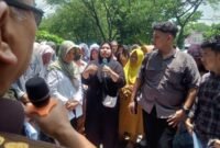 Jeritan Istri Tersangka Korupsi Dana BOS Sunggal: Menangis di Kejati Sumut, Pertanyakan Prosedur Penahanan Suami