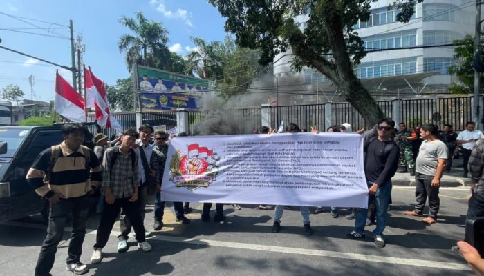 Medan Membara Ratusan Massa ‘Geruduk’ DPRD, Desak Hak Interpelasi Terhadap Wali Kota Rico Waas