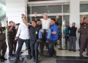 Moment Haru Iringi Pelepasan Harli Siregar di Kejatisu