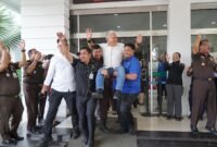 Moment Haru Iringi Pelepasan Harli Siregar di Kejatisu