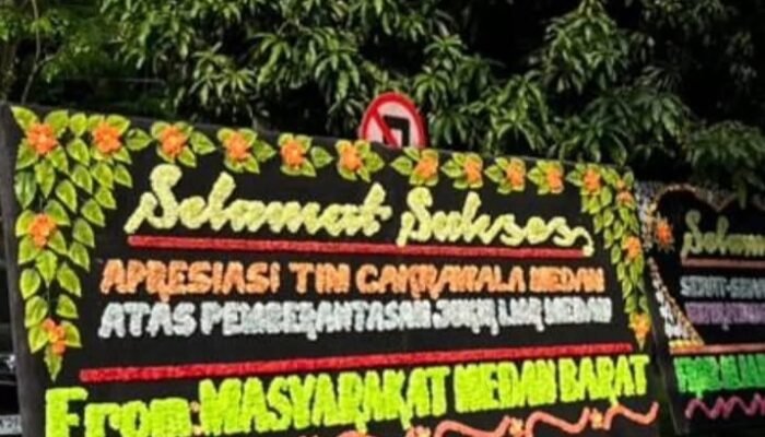 Papan Bunga di Kantor Dishub Medan: Apresiasi atau Sindiran? Realita Parkir Semrawut Jadi Sorotan