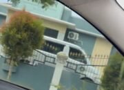 Parit Komplek Pemda Stabat Diduga Tercemar Limbah MBG, Air Berminyak dan Bau Menyengat Bikin Warga Resah