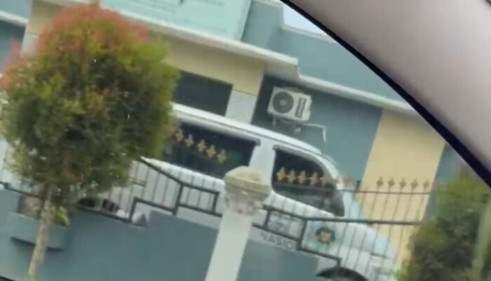 Parit Komplek Pemda Stabat Diduga Tercemar Limbah MBG, Air Berminyak dan Bau Menyengat Bikin Warga Resah