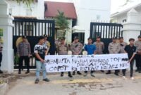 Aksi Unjuk Rasa AKTA Desak Hakim Vonis Berat Tersangka Topan Ginting Dalam Kasus Korupsi Rp231,8 Miliar