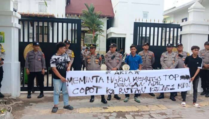 Aksi Unjuk Rasa AKTA Desak Hakim Vonis Berat Tersangka Topan Ginting Dalam Kasus Korupsi Rp231,8 Miliar