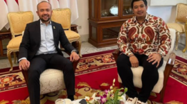 Akbar Himawan Buchari (kiri) duduk bersama Ade Jona Prasetyo (kanan) | Foto: Istimewa