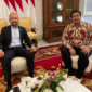 Akbar Himawan Buchari (kiri) duduk bersama Ade Jona Prasetyo (kanan) | Foto: Istimewa