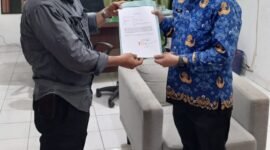 Kepala UPTD LH dan Kehutanan Wilayah I Sumut, Sukendra Purba, menerima surat penyerahan lahan hutan lindung yang tergarap Mimpin Ginting, Senin (27/4/2026).