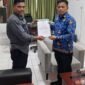 Kepala UPTD LH dan Kehutanan Wilayah I Sumut, Sukendra Purba, menerima surat penyerahan lahan hutan lindung yang tergarap Mimpin Ginting, Senin (27/4/2026).