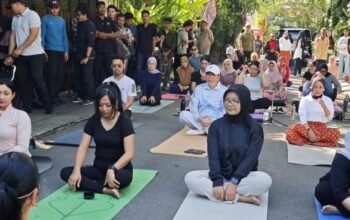 Jokowi Mendadak Ikut Yoga Bareng Warga di Depan Rumahnya, Peserta: Nggak Nyangka Banget