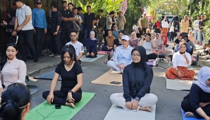 Jokowi Mendadak Ikut Yoga Bareng Warga di Depan Rumahnya, Peserta: Nggak Nyangka Banget