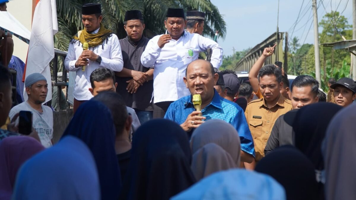 Bupati Langkat Syah Afandin temu masa aksi damai terkait jalan rusak di Desa Kwala Air Hitam, Kecamatan Selesai, Senin (19/5) sore. Foto: Diskominfo Langkat