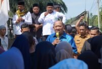 Bupati Langkat Temui Massa Aksi Jalan Rusak di Selesai, Syah Afandin: Tahun Ini Kita Bangun