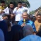 Bupati Langkat Syah Afandin temu masa aksi damai terkait jalan rusak di Desa Kwala Air Hitam, Kecamatan Selesai, Senin (19/5) sore. Foto: Diskominfo Langkat