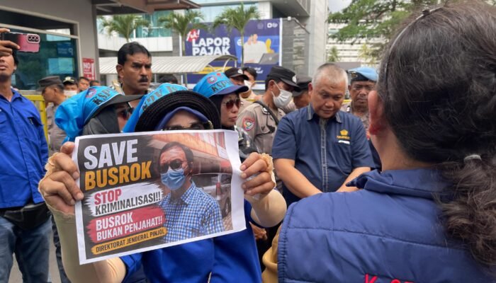 Dewan Peduli Negri ‘Kepung’ Kantor Wilayah DJP Sumut I
