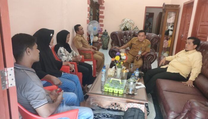 Baznas Langkat Serahkan Bantuan Korban Puting Beliung di Pematang Jaya, Sekcam Sumadi Turut Hadir