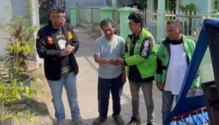 Becak Rusak di Tengah Jalan, Herman Menangis Haru Dapat Bantuan dari GRIB Jaya dan Gojek Medan Peduli