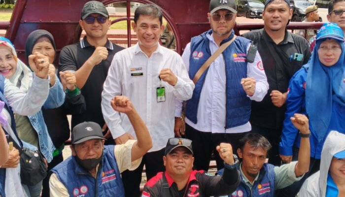 6 Bulan Tidak Digaji, Tangis Karyawan PT Hugo Pecah Didepan Kantor Walikota Medan