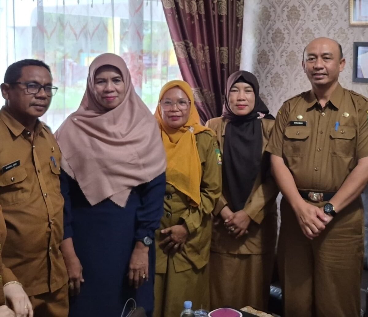 Kepala Dinas Koperasi Kab. Langkat Drs. Binawan (kanan) bersama para pengurus KPRI Serai Serumpun Tanjung Pura melakukan diskusi terkait permasalahan yang sedang dialami, Senin (18/5) | Foto: Istimewa