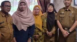 Kepala Dinas Koperasi Kab. Langkat Drs. Binawan (kanan) bersama para pengurus KPRI Serai Serumpun Tanjung Pura melakukan diskusi terkait permasalahan yang sedang dialami, Senin (18/5) | Foto: Istimewa