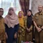 Kepala Dinas Koperasi Kab. Langkat Drs. Binawan (kanan) bersama para pengurus KPRI Serai Serumpun Tanjung Pura melakukan diskusi terkait permasalahan yang sedang dialami, Senin (18/5) | Foto: Istimewa