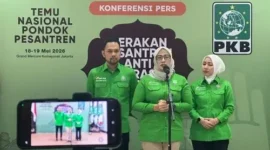 Ketua Panitia Temu Nasional Pondok Pesantren Nihayatul Wafiroh (tengah) bersama Sekretaris Ratna Juwita Sari (kanan) dan Bendahara Rivqy Abdul Halim memberikan keterangan di Kantor DPP Partai Kebangkitan Bangsa, Jakarta, Jumat (15/5). (Foto: Antara/Rio Feisal)
