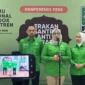 Ketua Panitia Temu Nasional Pondok Pesantren Nihayatul Wafiroh (tengah) bersama Sekretaris Ratna Juwita Sari (kanan) dan Bendahara Rivqy Abdul Halim memberikan keterangan di Kantor DPP Partai Kebangkitan Bangsa, Jakarta, Jumat (15/5). (Foto: Antara/Rio Feisal)
