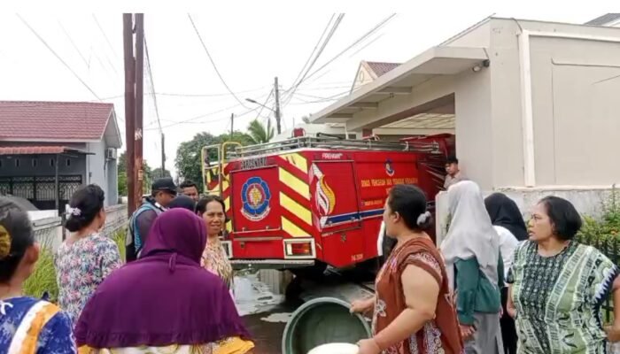 Di Tengah Krisis Air, Rumah Paman Bobby Nasution Diduga Dapat Pasokan Damkar, Warga Bereaksi