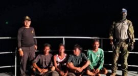 Empat nelayan asal Kabupaten Langkat, Provinsi Sumatera Utara saat bersama petugas di dermaga Pulau Tarutao, Thailand.
