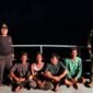 Empat nelayan asal Kabupaten Langkat, Provinsi Sumatera Utara saat bersama petugas di dermaga Pulau Tarutao, Thailand.
