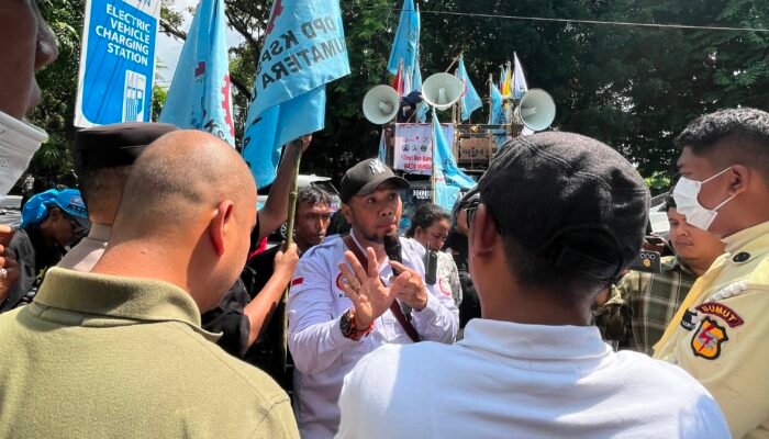 Ratusan Massa Geruduk Kantor PLN UID Sumut, Tuntut Ganti Rugi Dampak Blackout