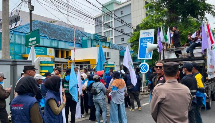 Ratusan Massa Geruduk Kantor PLN Medan Kota, Tuntut Hentikan Pemadaman Bergilir dan Berikan Kompensasi