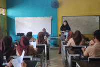 Dosen IKH Medan Edukasi Siswa SMA PAB 6 Helvetia tentang Perawatan Luka dan Obat Tetes Mata