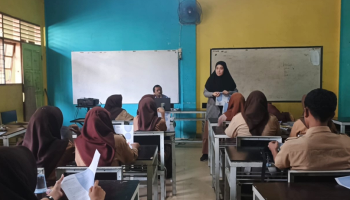 Dosen IKH Medan Edukasi Siswa SMA PAB 6 Helvetia tentang Perawatan Luka dan Obat Tetes Mata
