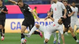 Pemain Selandia Baru, Chris Wood berduel dengan pemain Iran, Shoja Khalilzadeh dalam pertandingan Grup G Piala Dunia 2026, Selasa (16/6/2026). (c) AP Photo/Andre Penner