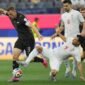 Pemain Selandia Baru, Chris Wood berduel dengan pemain Iran, Shoja Khalilzadeh dalam pertandingan Grup G Piala Dunia 2026, Selasa (16/6/2026). (c) AP Photo/Andre Penner