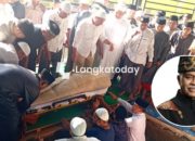 H. M. Nur Abubakar Tutup Usia, Ratusan Santri dan Tokoh Antar ke Pemakaman