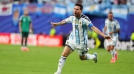 Pemain Argentina, Lionel Messi merayakan gol dalam pertandingan Grup J Piala Dunia 2026 melawan Aljazair, Rabu (17/6/2026). (c) AP Photo/Ed Zurga