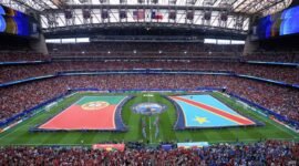 Bendera kedua negara dibentangkan saat laga Grup K Piala Dunia 2026 antara Portugal vs RD Kongo di Houston, Rabu, 17 Juni 2026 (c) AP Photo/Eric Smith