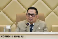 Viral! DPR kritik etos kerja ASN “Absen-Ngopi-Pulang”, netizen balik serang: Ngaca dulu!