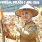 Plt. Bupati Langkat, Tiorita Br. Surbakti, memimpin Panen Raya Jagung bersama masyarakat di Kecamatan Sei Bingai, Selasa (7/7). Foto: Diskominfo Langkat