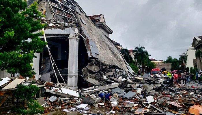 Diduga Bocor Pipa Gas, Rumah Mewah di Medan Meledak! Empat Penghuni Masih Terjebak di Reruntuhan