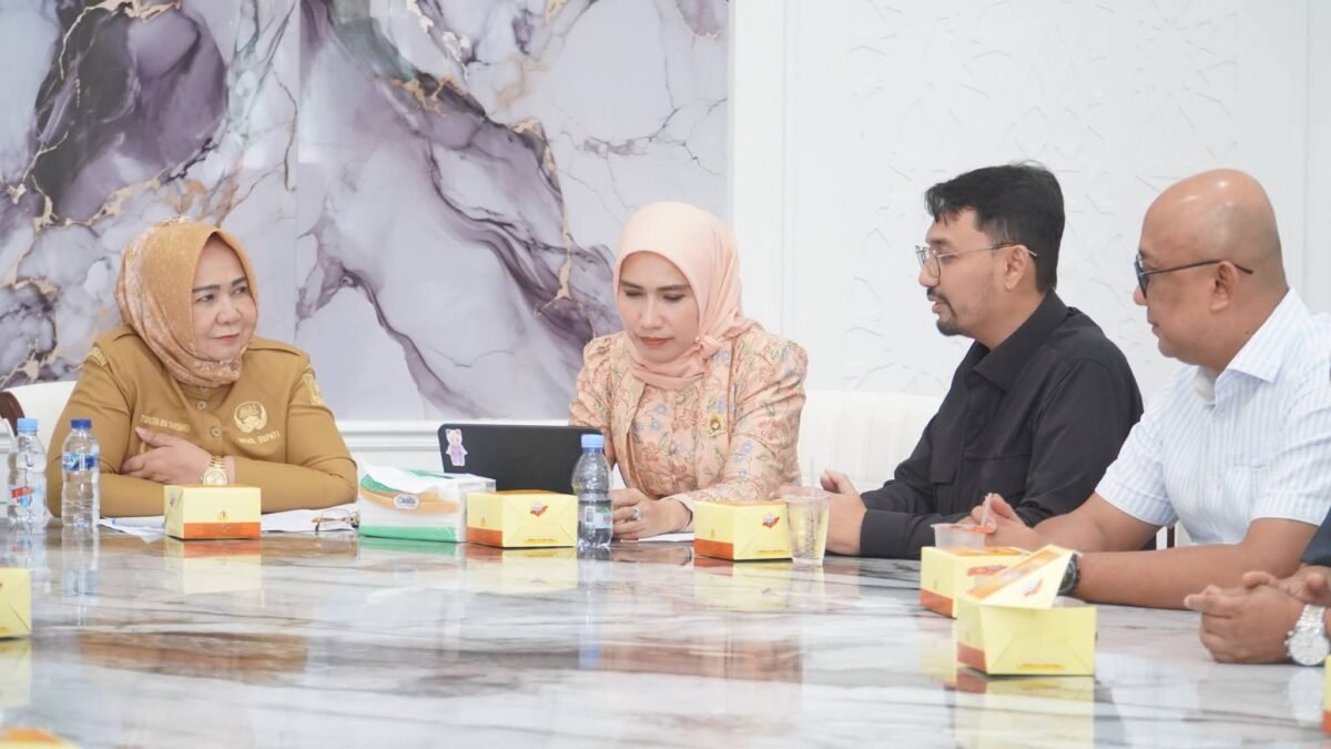 Jajaran PT Langkat Setia Negeri menghadiri audiensi bersama Pelaksana Tugas (Plt) Bupati Langkat Tiorita Br. Surbakti, PT Pembangunan Prasarana Sumatera Utara (PPSU), dan sejumlah Organisasi Perangkat Daerah (OPD) di Kantor Bupati Langkat, Selasa (21/7) | Dok. Diskominfo Langkat
