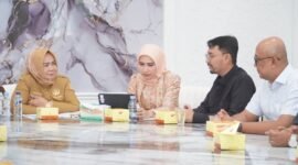 Jajaran PT Langkat Setia Negeri menghadiri audiensi bersama Pelaksana Tugas (Plt) Bupati Langkat Tiorita Br. Surbakti, PT Pembangunan Prasarana Sumatera Utara (PPSU), dan sejumlah Organisasi Perangkat Daerah (OPD) di Kantor Bupati Langkat, Selasa (21/7) | Dok. Diskominfo Langkat