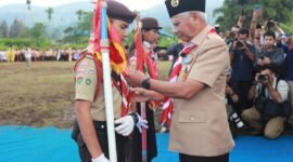 Wagubsu Surya menyematkan tanda peserta saat pembukaan Jambore Daerah Sumut (Jamdasu) XI 2026 diikuti 3.650 peserta di Bumper Sibolangit, Deliserdang, Rabu (8/7) | Foto: Putra/Langkatoday.com